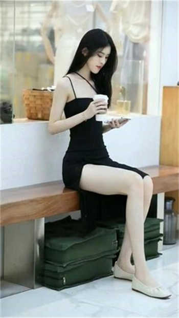 龙城女董事长参加同学聚会
