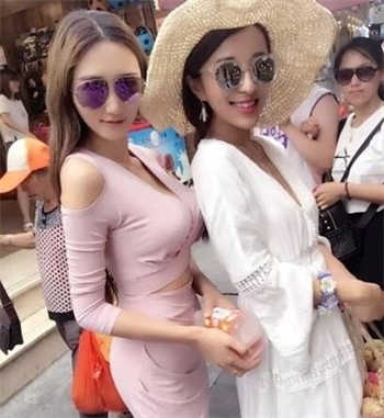 快手沫沫对镜子换衣服