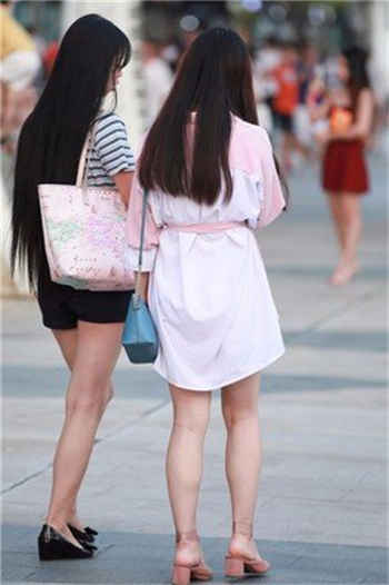 摇晃的电动车上坡