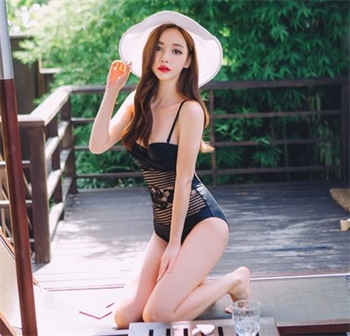 女子跑草丛里小便