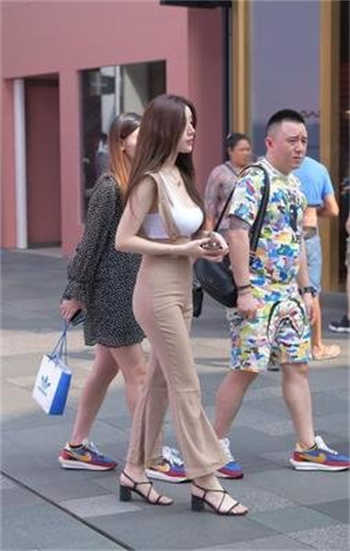 让老婆在床尖叫视频