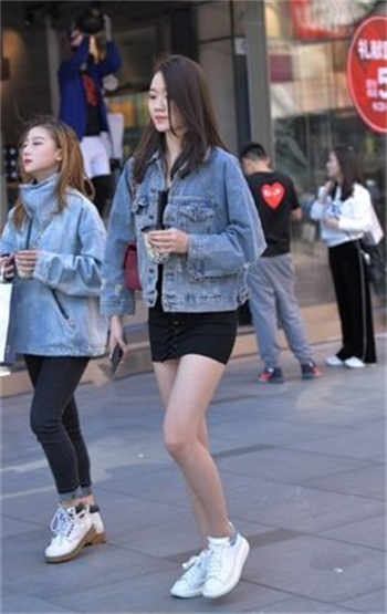 妻子紧紧抱着张行长