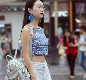 王梅与儿子小飞